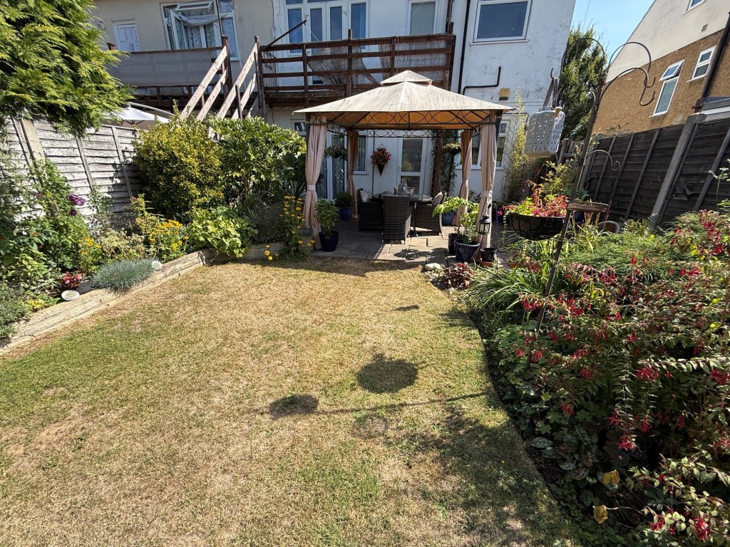 Lot: 1 - GROUND FLOOR TWO-BEDROOM MAISONETTE WITH REAR GARDEN - Rear aspect of the property